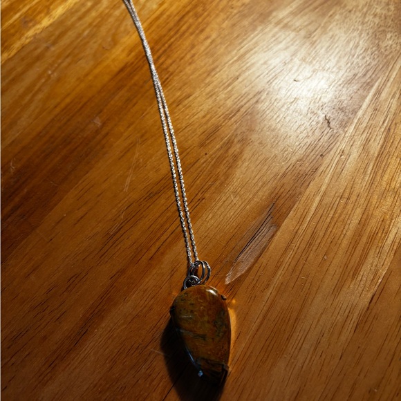 Elegant Bumblebee Stone Pendant Necklace - Picture 2 of 3
